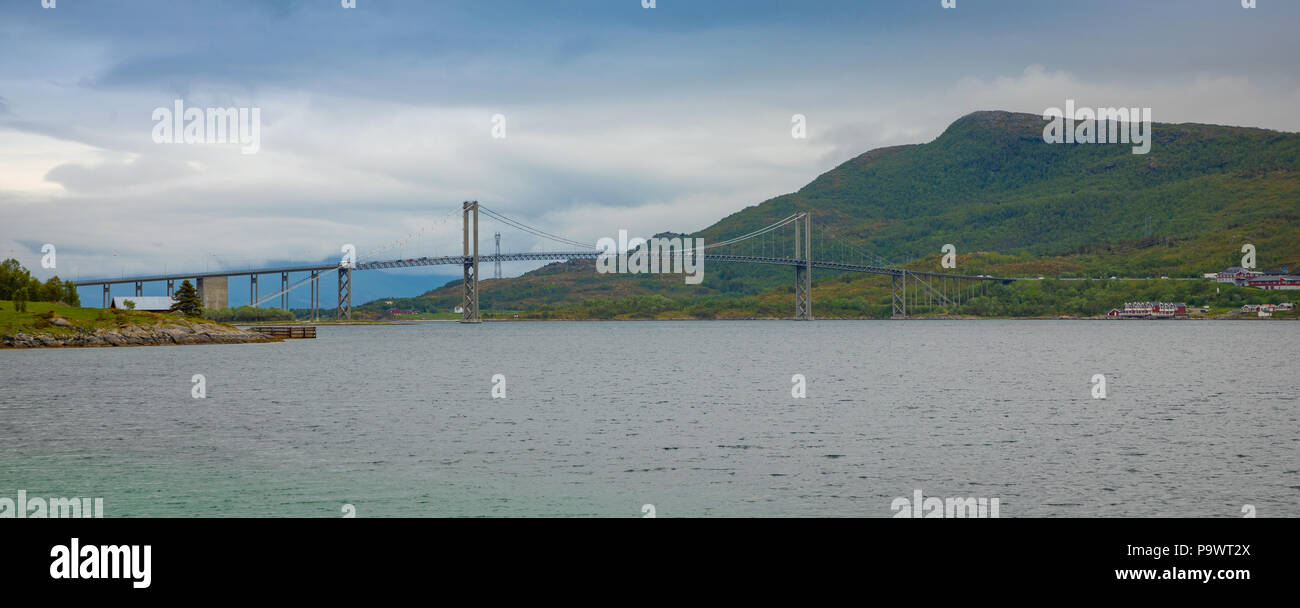 Il Tjeldsund ponte tra il continente e le isole Lofoten in Norvegia Foto Stock