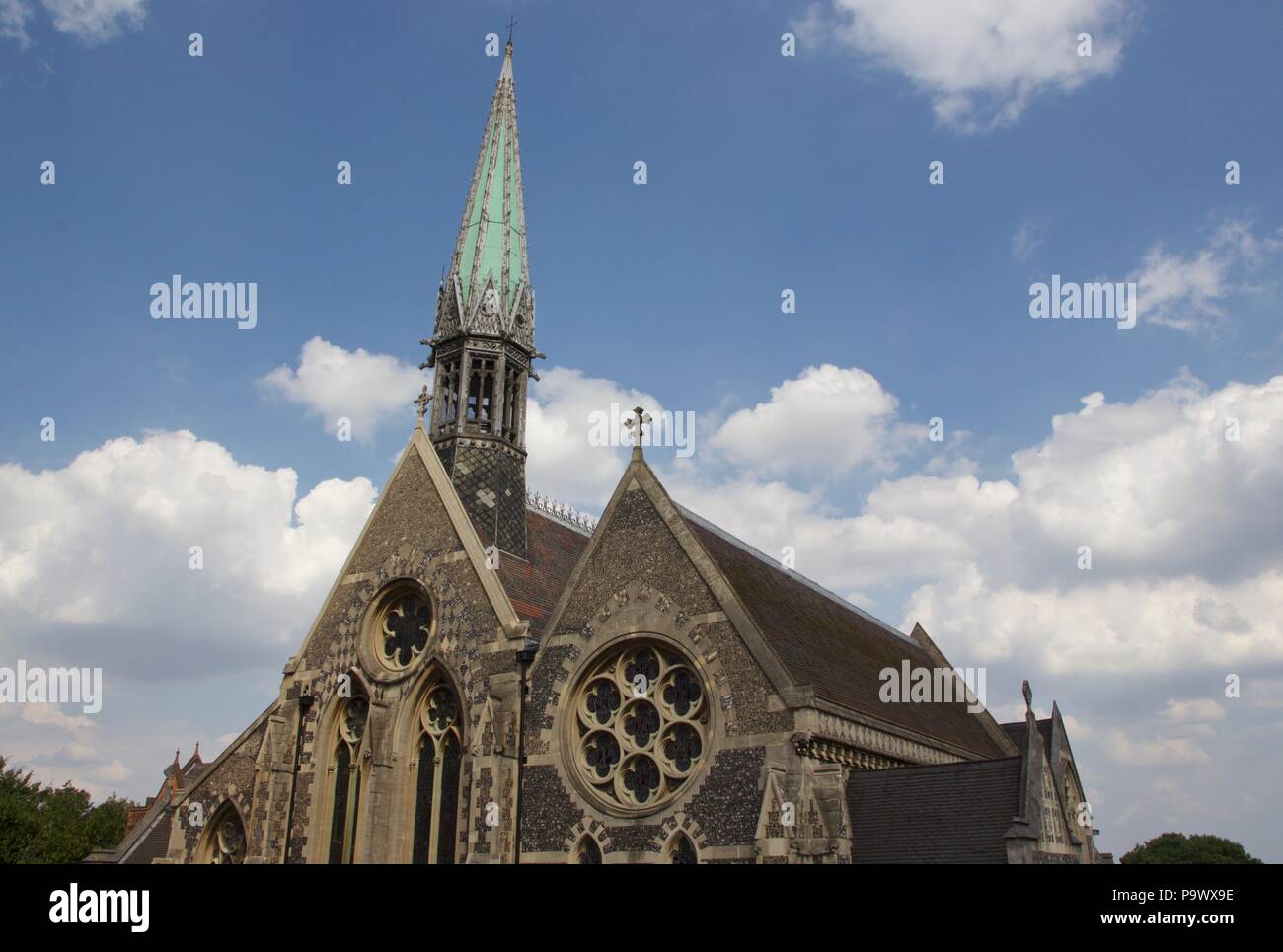 L'Erpice cappella della scuola dotata di un verde Chiesa guglia. Si tratta di un edificio classificato Grade II costruito 1854-57 su High Street, Harrow-On-The-Hill Foto Stock