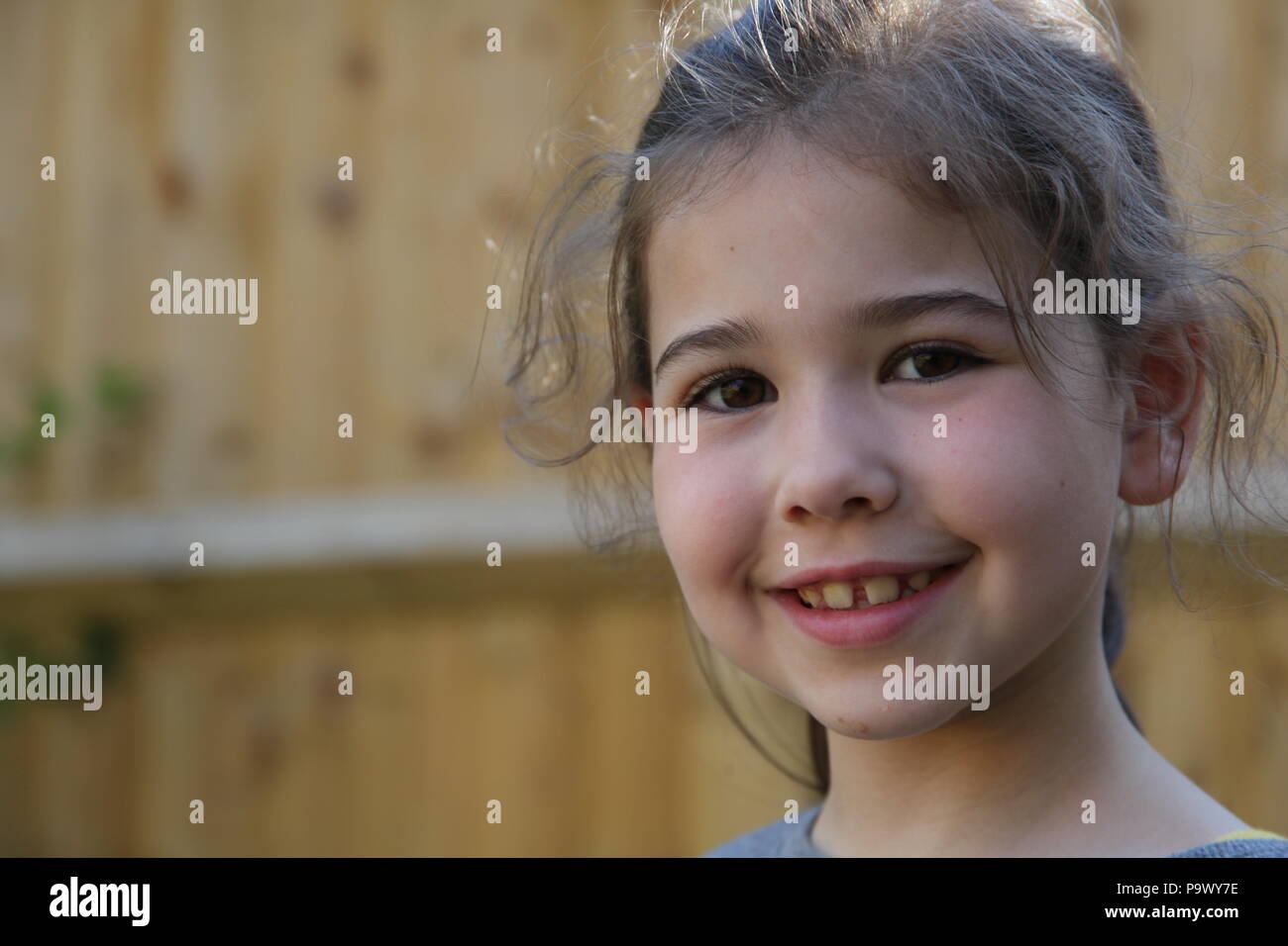 Un ritratto di un 6 anno vecchia ragazza. Foto Stock