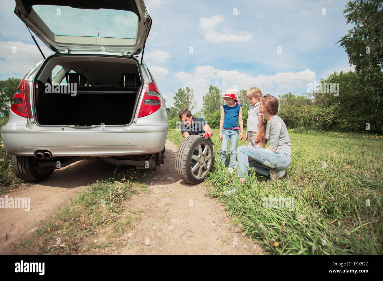 Divertimento familiare amichevole è un picnic. Una macchina in avaria. Foto Stock