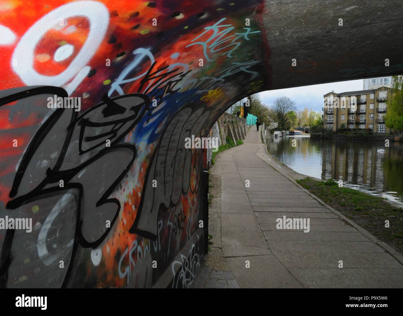 Regents Canal da sotto il Cricketers Bridge, Londra, Regno Unito. Foto Stock