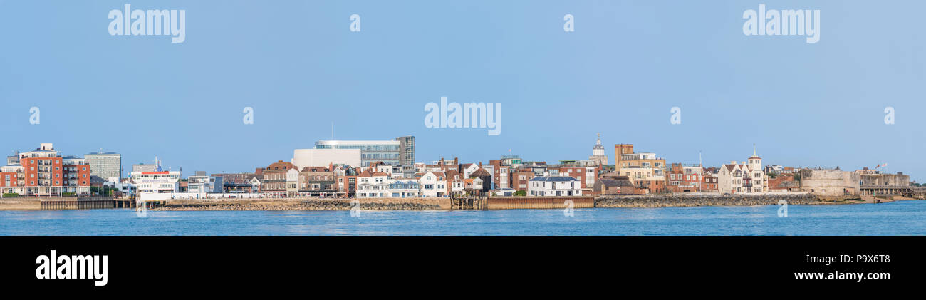 Vista panoramica della città vecchia di Portsmouth cercando attraverso il porto di Portsmouth nel Hampshire, Inghilterra, Regno Unito. Foto Stock