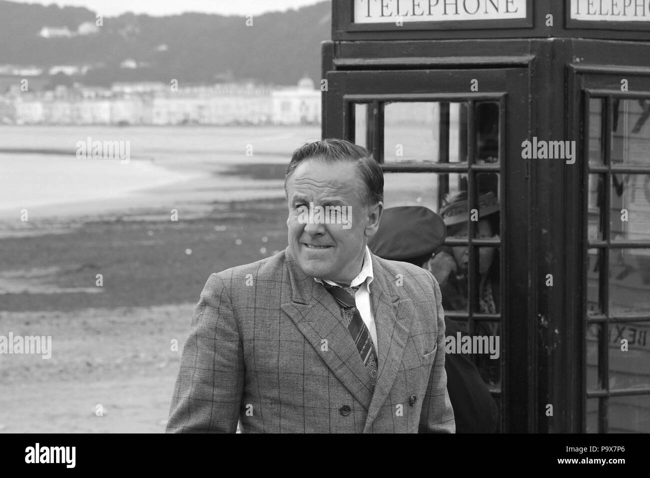 Direttore Andy Goddard e Eddie Izzard riprese sei minuti a mezzanotte sul lungomare di Llandudno, Galles Foto Stock