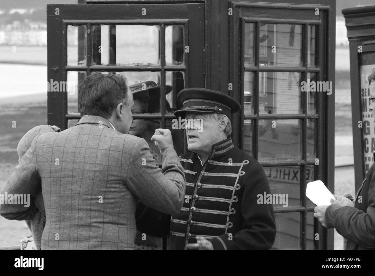 Direttore Andy Goddard e Eddie Izzard riprese sei minuti a mezzanotte sul lungomare di Llandudno, Galles Foto Stock