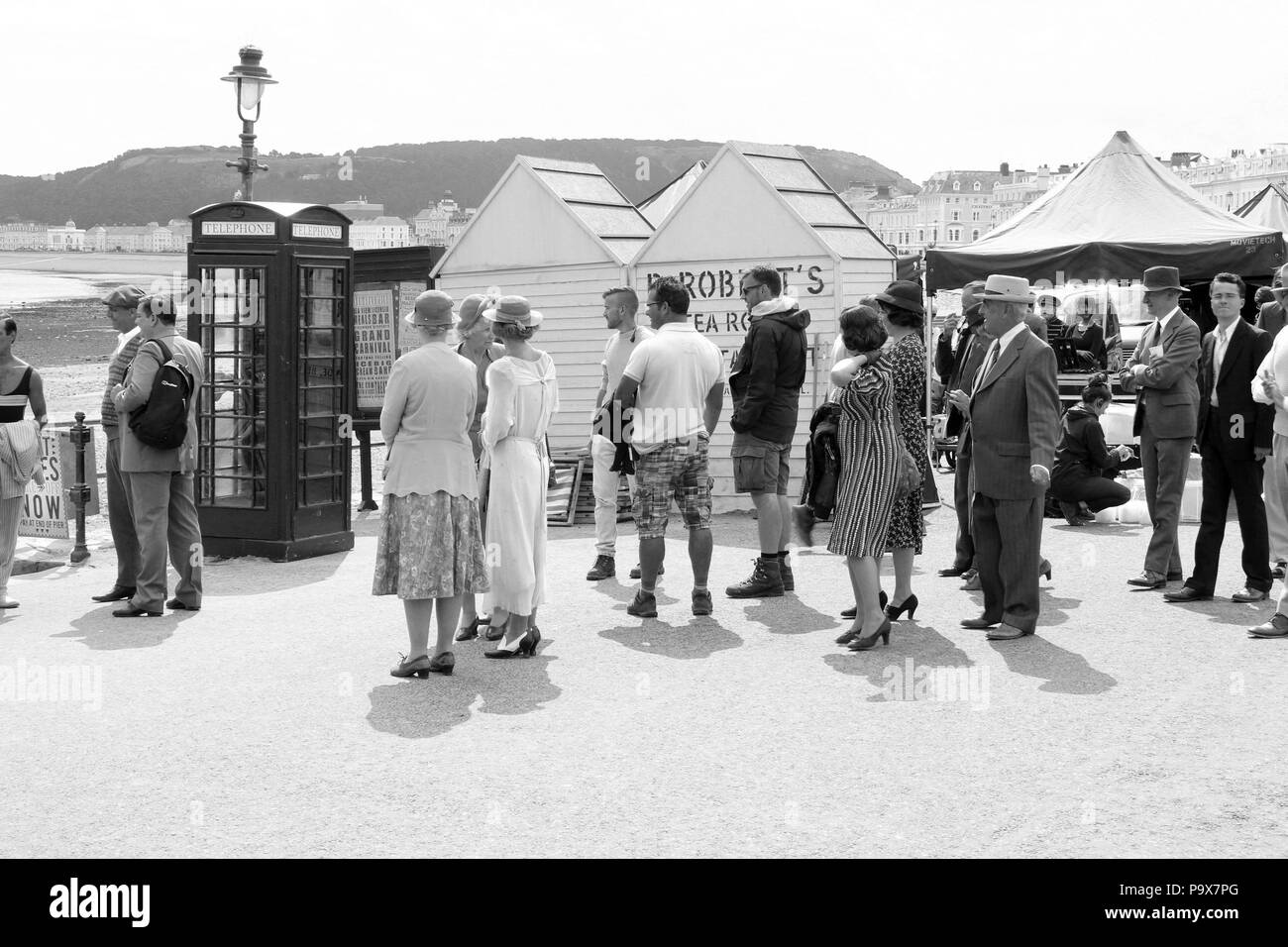 Direttore Andy Goddard e Eddie Izzard riprese sei minuti a mezzanotte sul lungomare di Llandudno, Galles Foto Stock