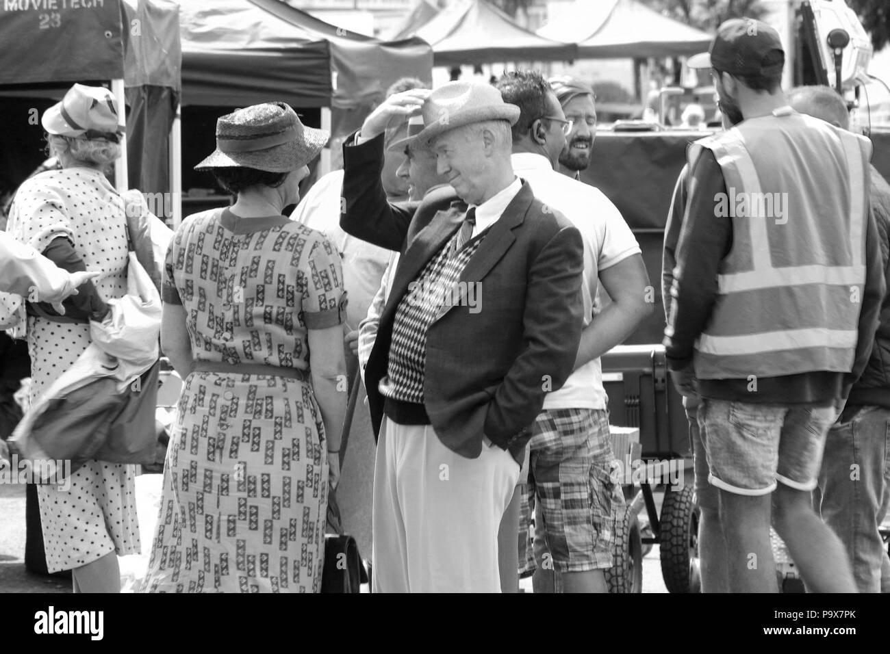 Direttore Andy Goddard e Eddie Izzard riprese sei minuti a mezzanotte sul lungomare di Llandudno, Galles Foto Stock