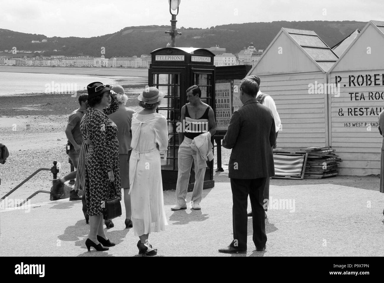 Direttore Andy Goddard e Eddie Izzard riprese sei minuti a mezzanotte sul lungomare di Llandudno, Galles Foto Stock