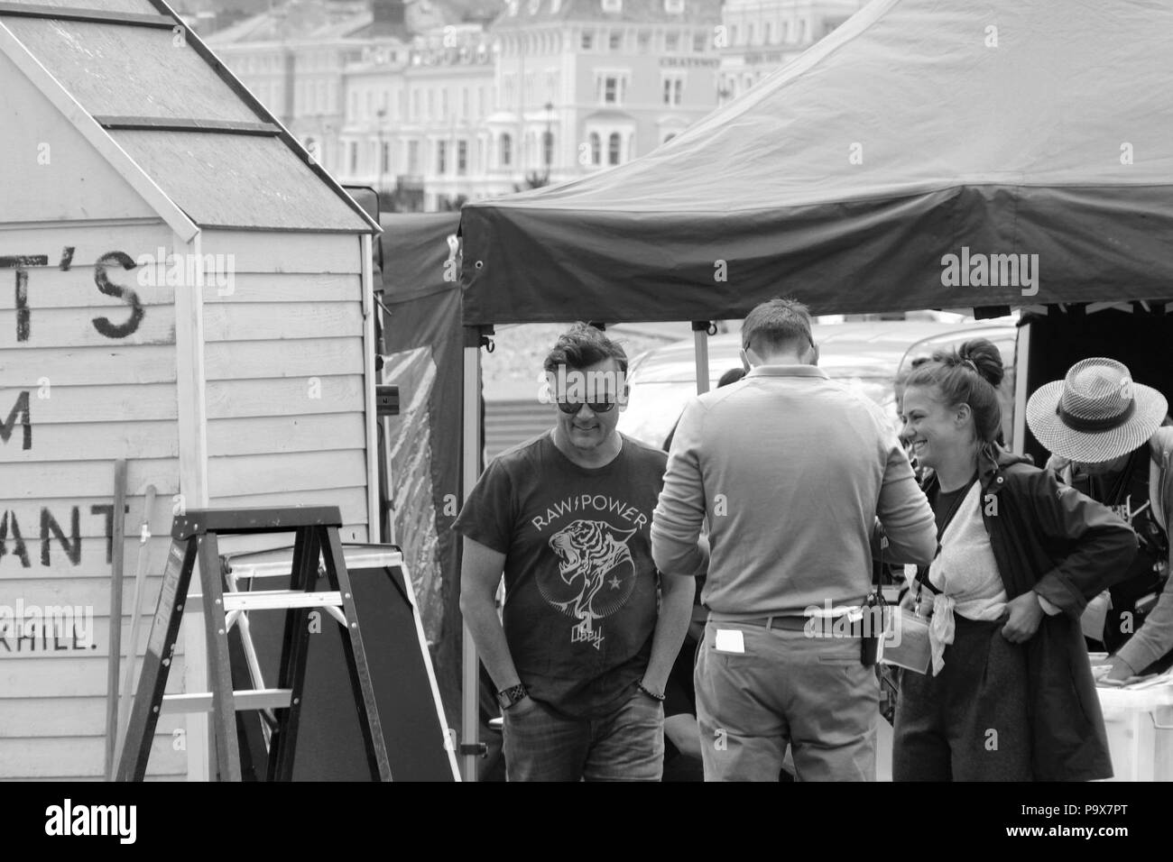 Direttore Andy Goddard e Eddie Izzard riprese sei minuti a mezzanotte sul lungomare di Llandudno, Galles Foto Stock