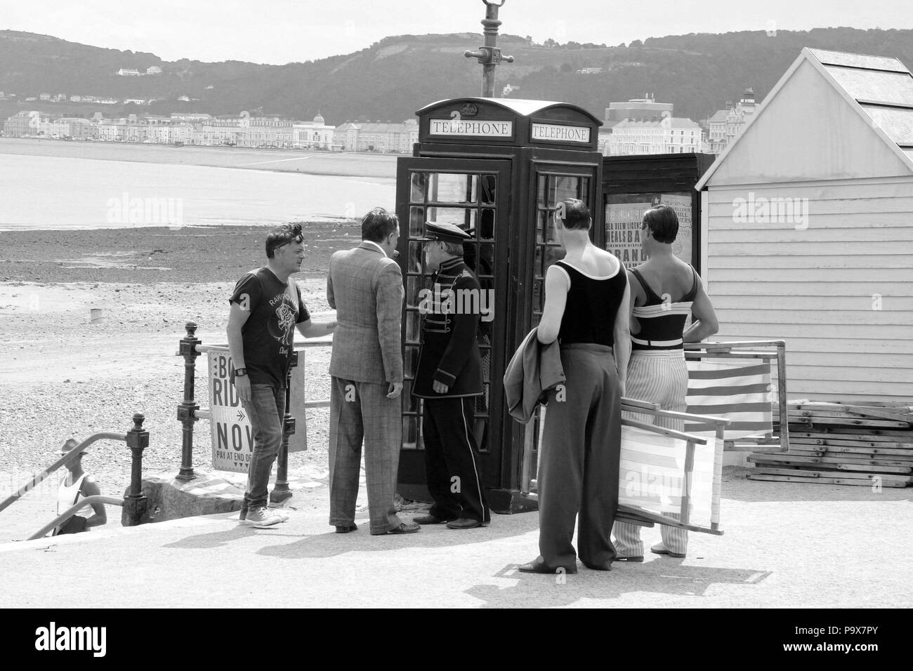 Direttore Andy Goddard e Eddie Izzard riprese sei minuti a mezzanotte sul lungomare di Llandudno, Galles Foto Stock
