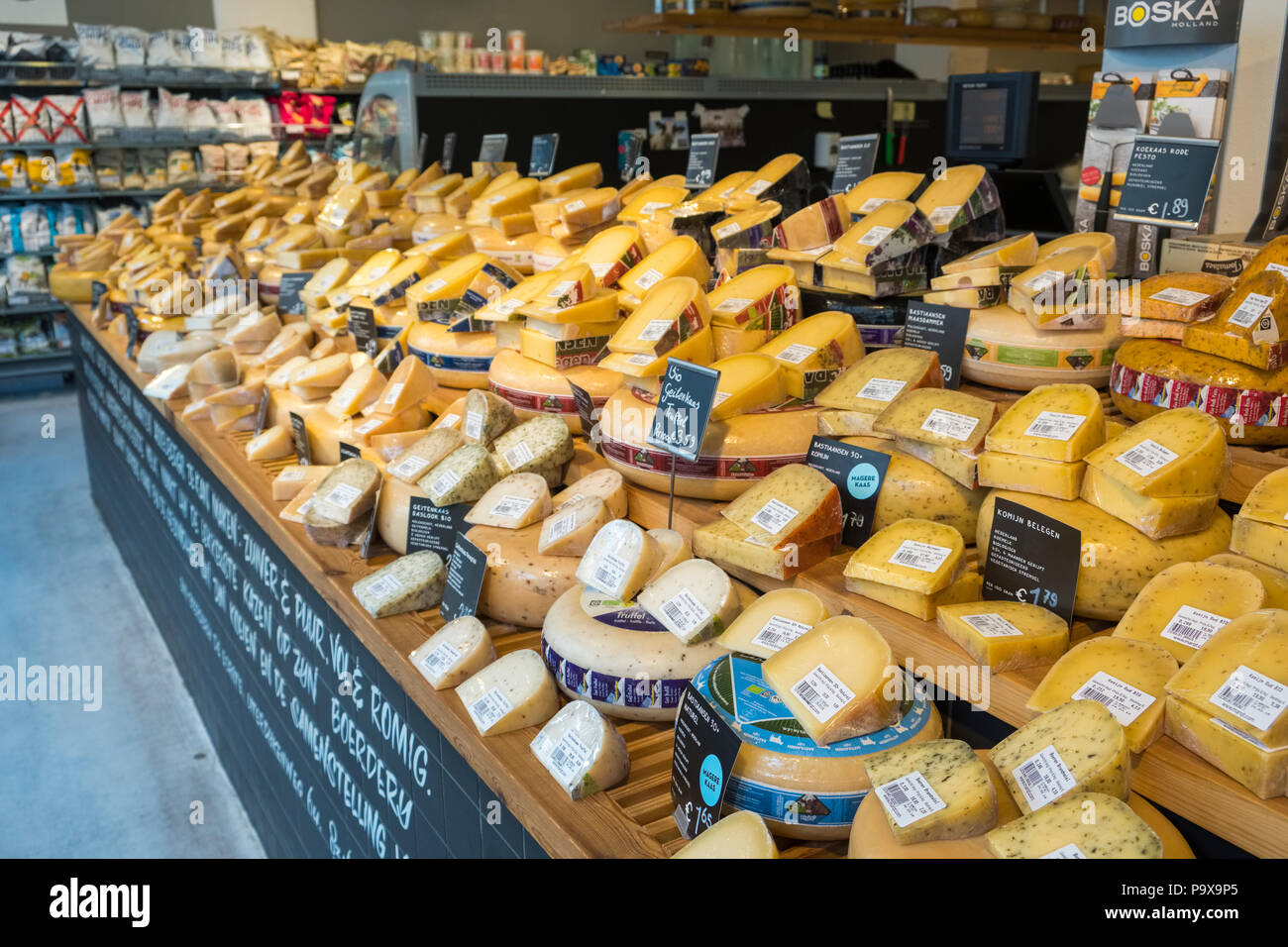 Formaggi sul display in un negozio di formaggi in Amsterdam, Paesi Bassi, Olanda, Europa Foto Stock