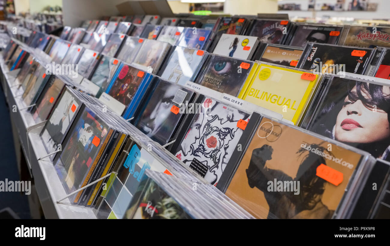 Cd e CD Album in rack a un record shop interno, Amsterdam, Paesi Bassi, Olanda, Europa Foto Stock