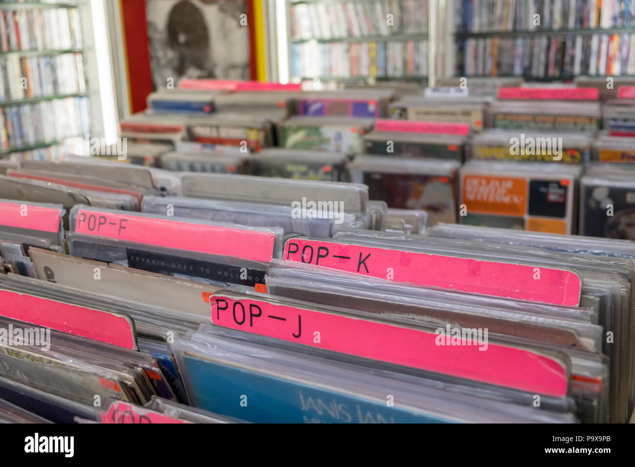 Dischi in Vinile LPs e gli album in rack a un record shop interno, England, Regno Unito Foto Stock