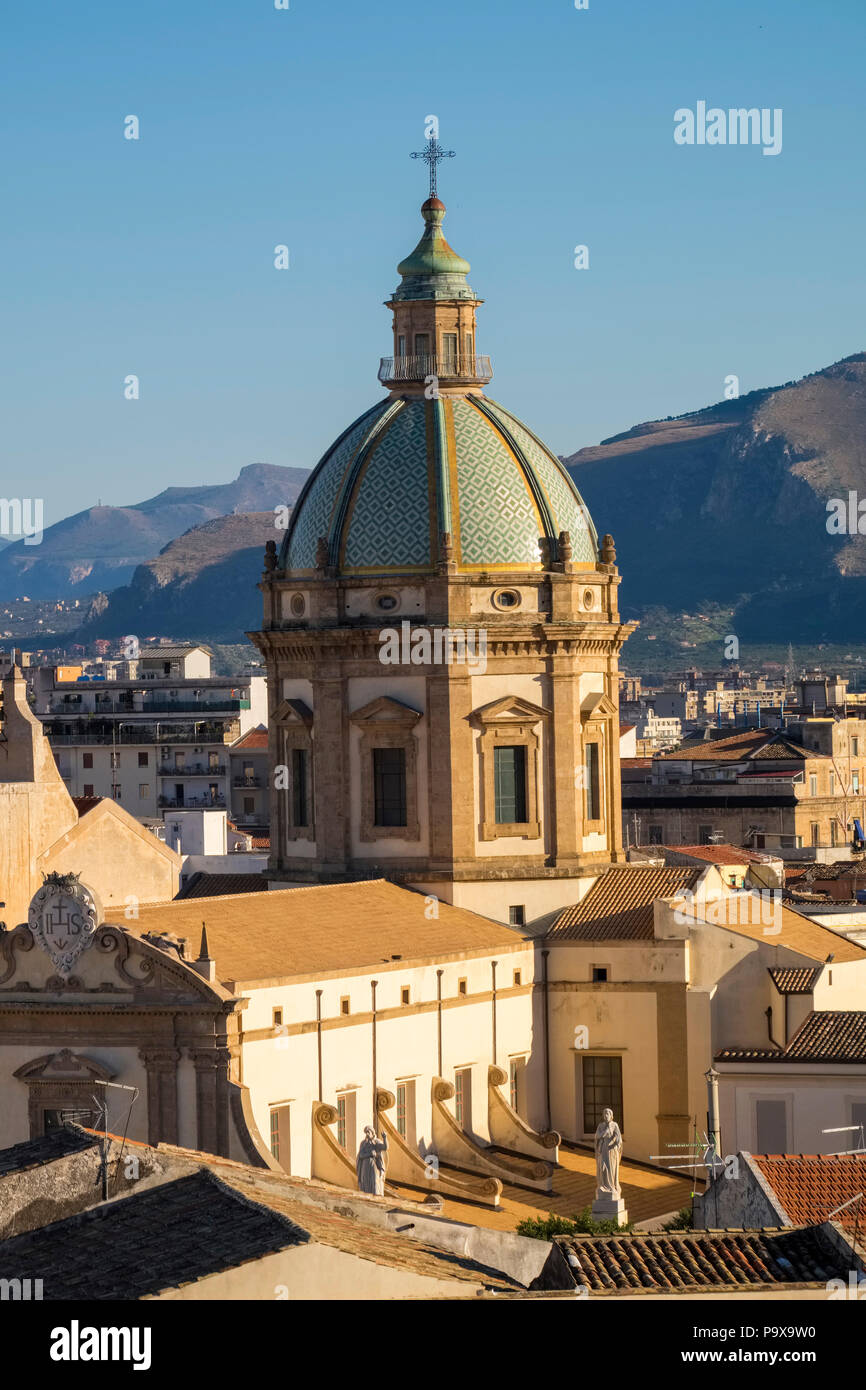Skyline della città di Palermo, Sicilia, Italia, Europa, mostrando la cupola della cattedrale di Palermo Foto Stock
