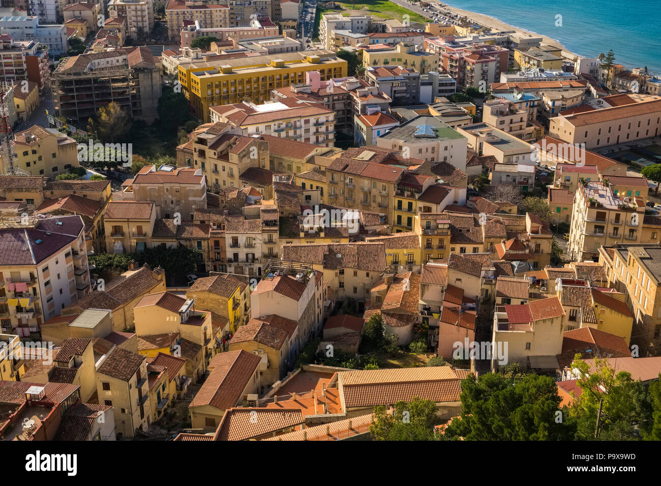 Vista aerea dell'architettura della fitta pranzo città di Cefalù, Sicilia, Italia, Europa Foto Stock