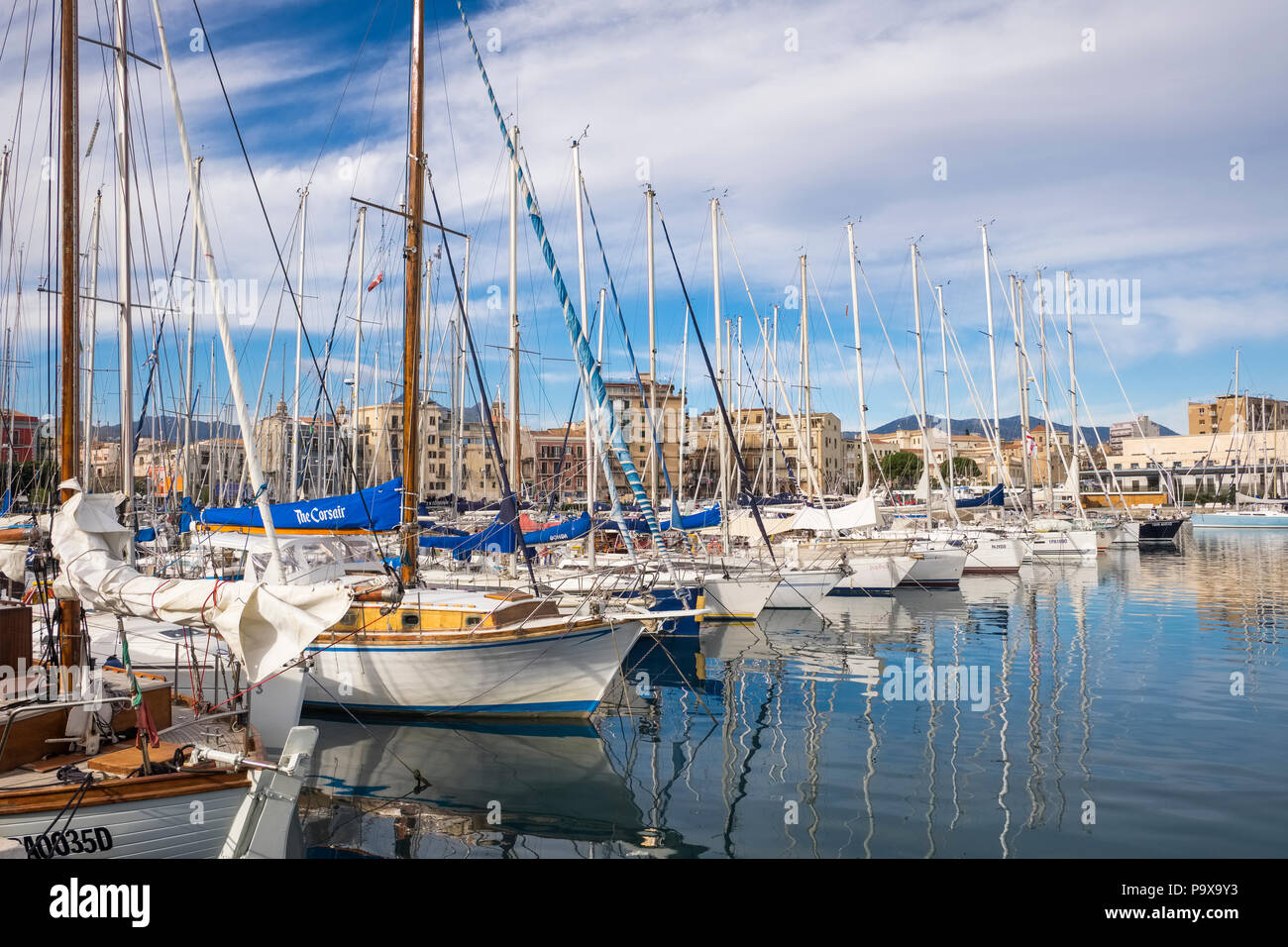 Barche e yacht al porto di Palermo in Sicilia, Italia, Europa Foto Stock