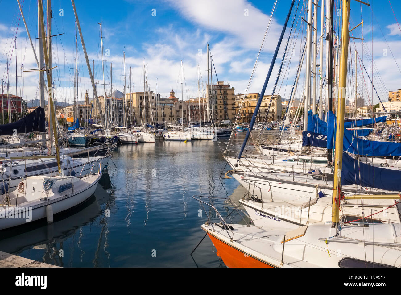 Barche e yacht al porto di Palermo in Sicilia, Italia, Europa Foto Stock