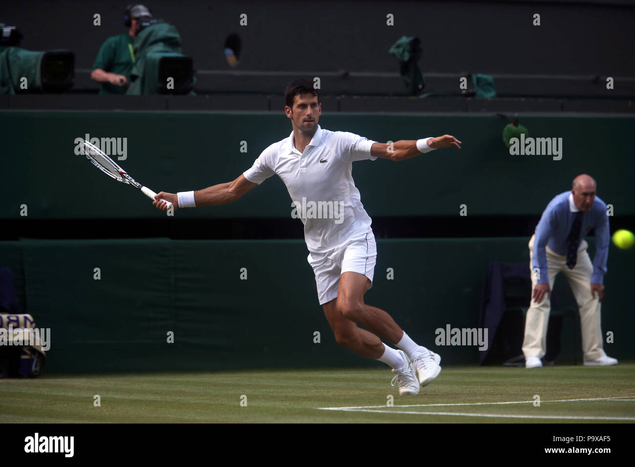 Londra, Inghilterra - Luglio 7, 2018. Wimbledon Tennis: Novak Djokovic durante il suo terzo round match contro la Gran Bretagna Kyle Edmund sul Centre Court di Wimbledon oggi. Foto Stock