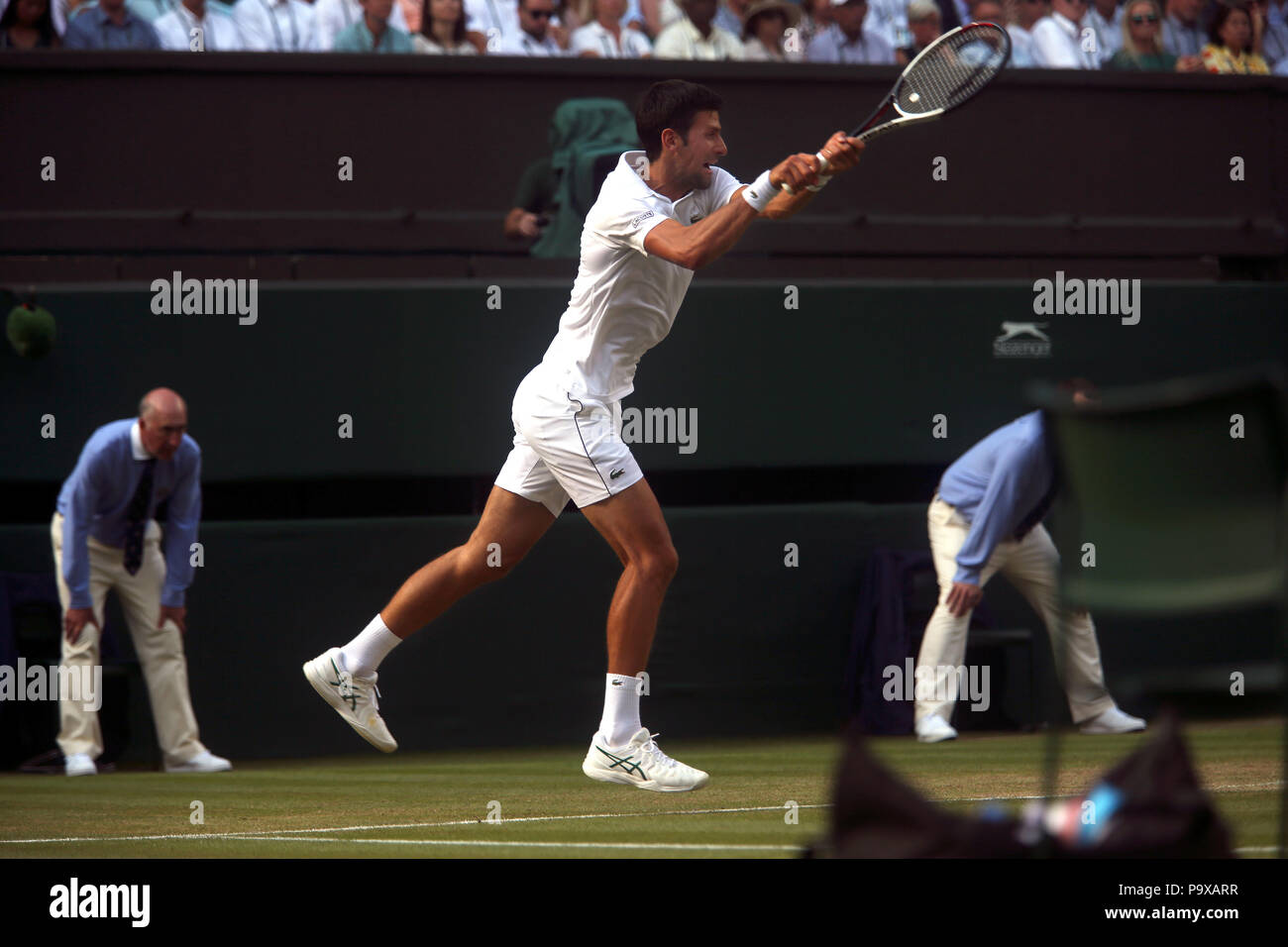 Londra, Inghilterra - Luglio 7, 2018. Wimbledon Tennis: Novak Djokovic durante il suo terzo round match contro la Gran Bretagna Kyle Edmund sul Centre Court di Wimbledon oggi. Foto Stock