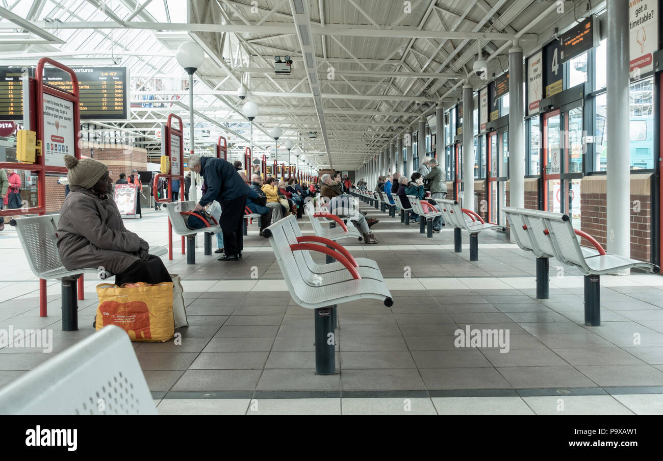 Metallo seatsLeeds stazione degli autobus. Leeds, nello Yorkshire, Inghilterra. Regno Unito Foto Stock