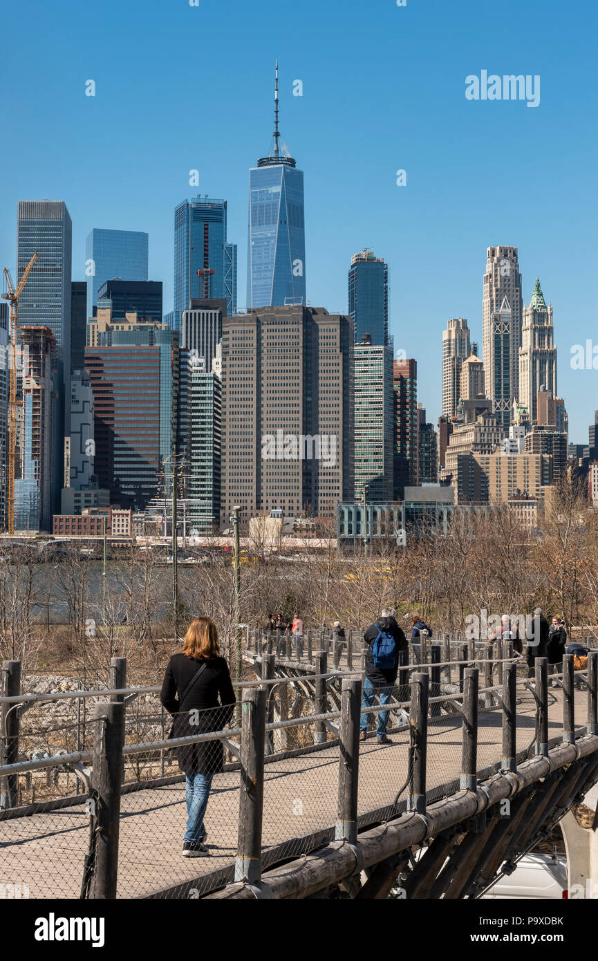 La parte inferiore di Manhattan e Squibb Park Ponte di Brooklyn, New York City, Stati Uniti d'America Foto Stock