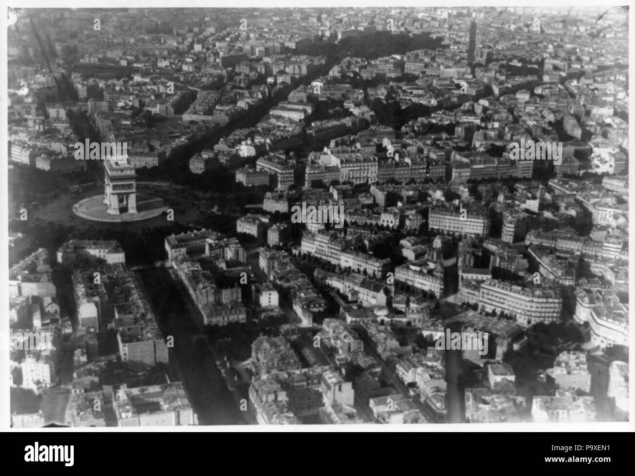 102 vista aerea di Parigi, Francia, dal palloncino, mostrando l'Arc de Triomphe in centro a sinistra LCCN92514595 Foto Stock