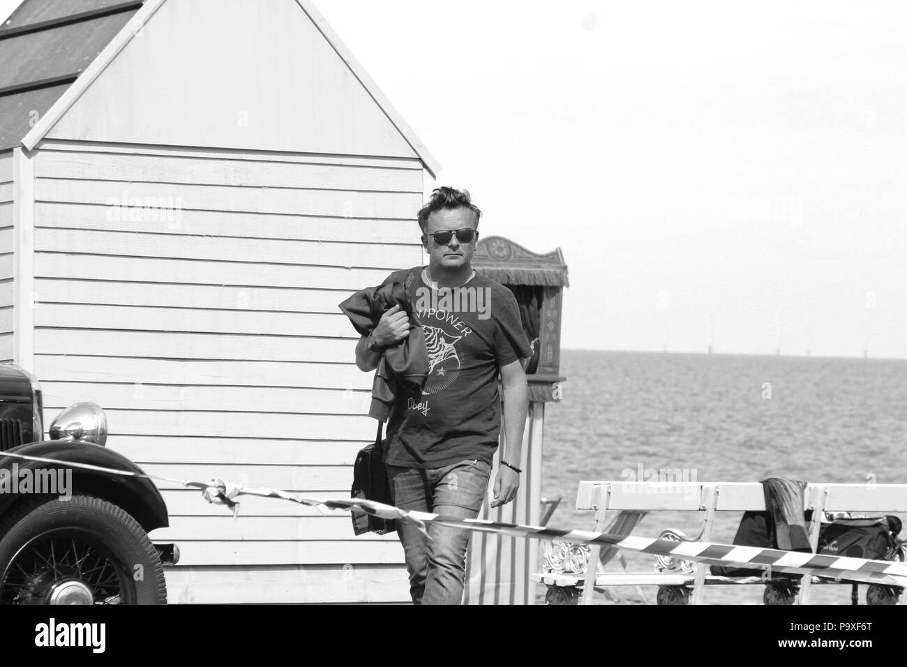 Direttore Andy Goddard e Eddie Izzard riprese sei minuti a mezzanotte sul lungomare di Llandudno, Galles Foto Stock