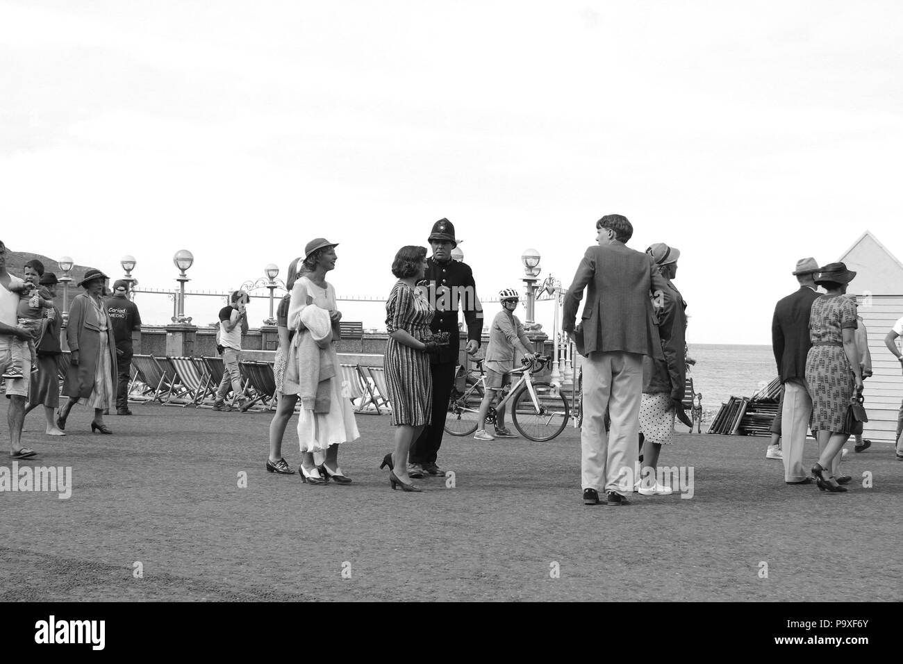 Direttore Andy Goddard e Eddie Izzard riprese sei minuti a mezzanotte sul lungomare di Llandudno, Galles Foto Stock