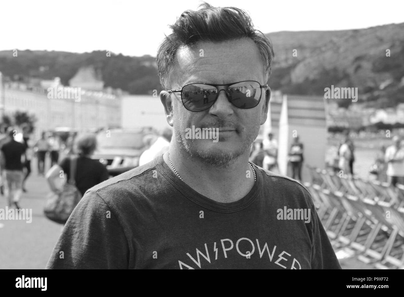 Direttore Andy Goddard e Eddie Izzard riprese sei minuti a mezzanotte sul lungomare di Llandudno, Galles Foto Stock