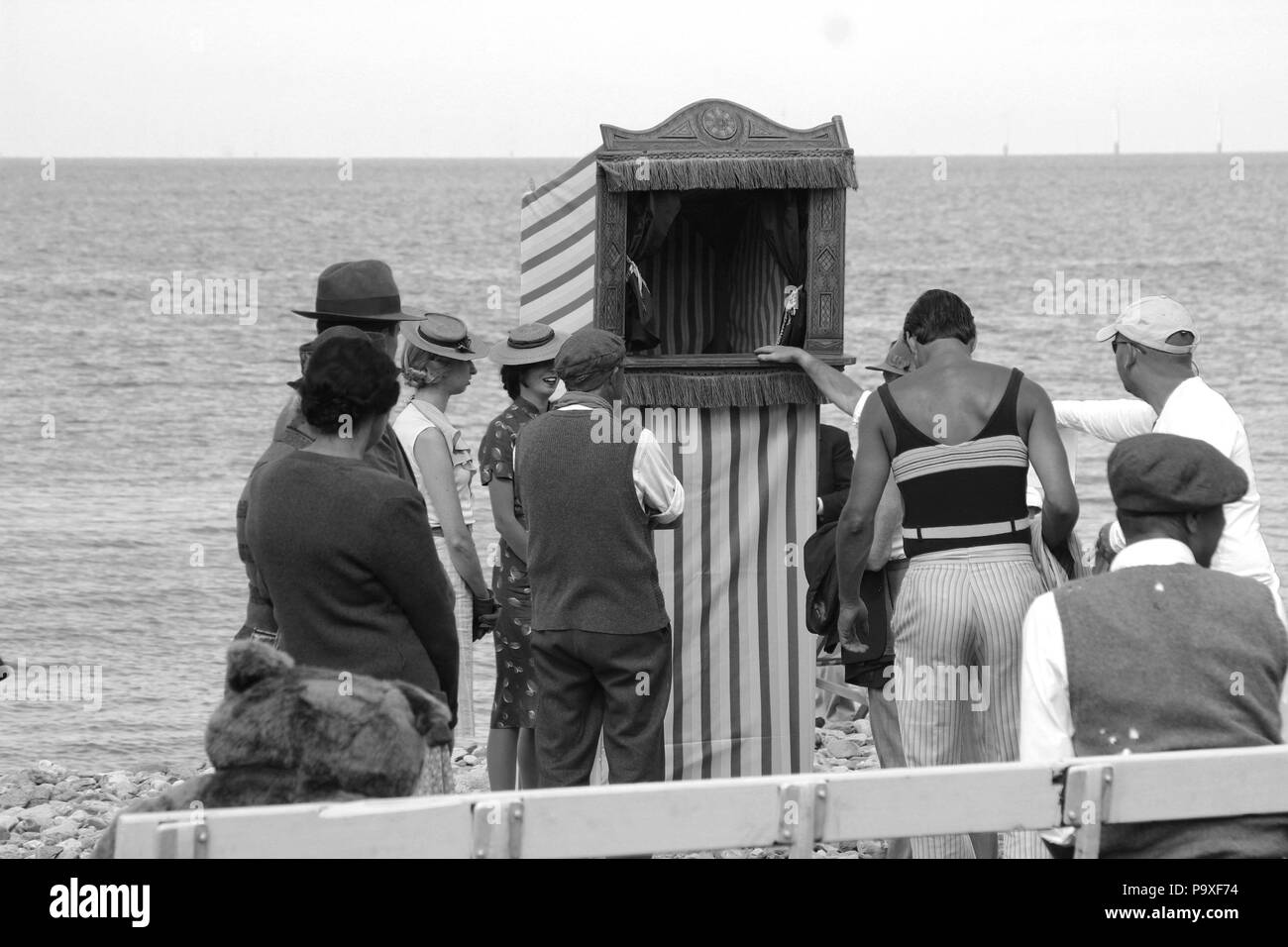 Direttore Andy Goddard e Eddie Izzard riprese sei minuti a mezzanotte sul lungomare di Llandudno, Galles Foto Stock