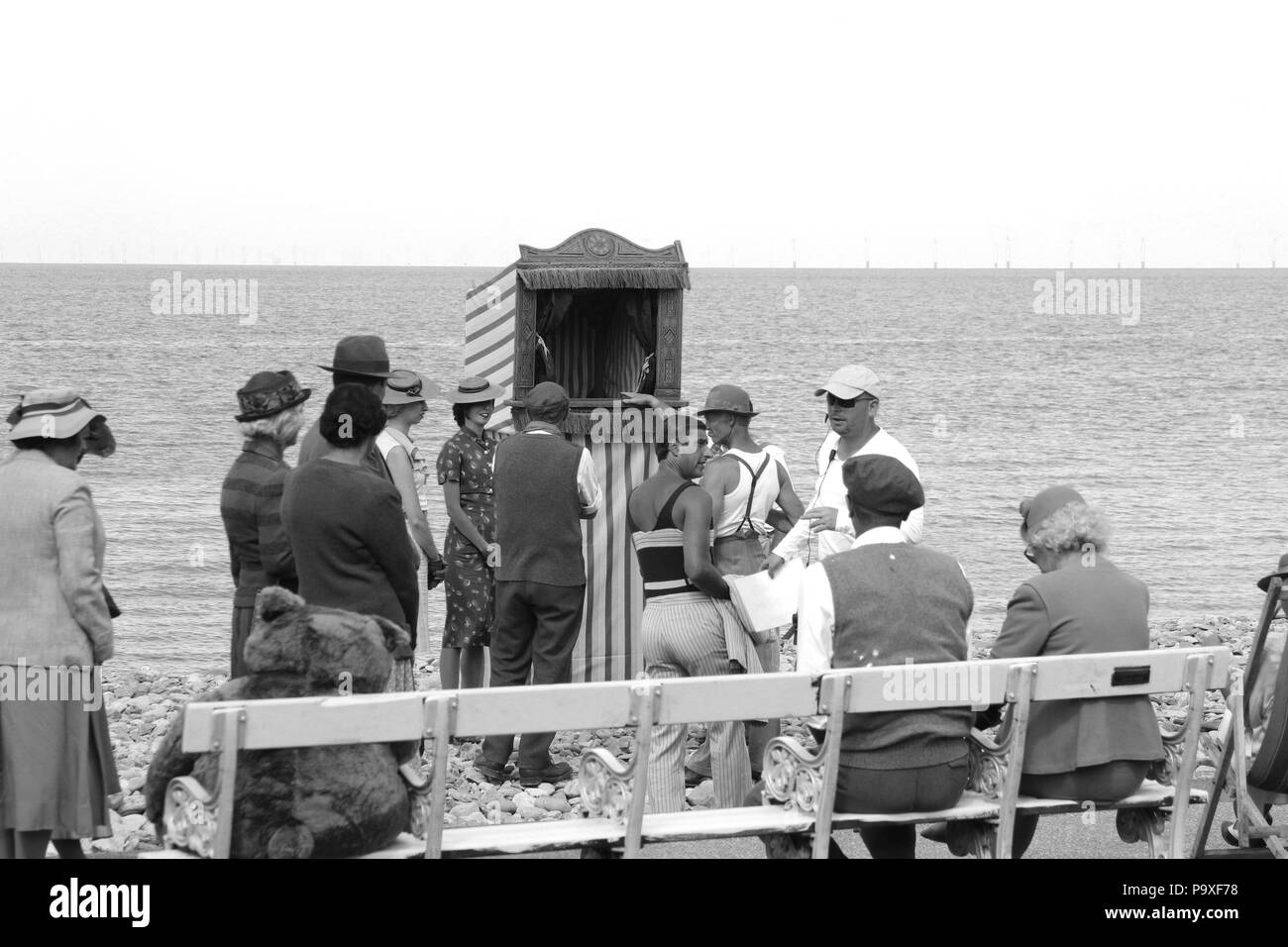 Direttore Andy Goddard e Eddie Izzard riprese sei minuti a mezzanotte sul lungomare di Llandudno, Galles Foto Stock