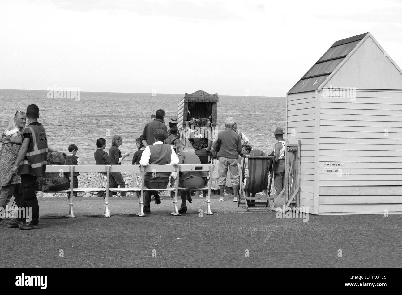 Direttore Andy Goddard e Eddie Izzard riprese sei minuti a mezzanotte sul lungomare di Llandudno, Galles Foto Stock