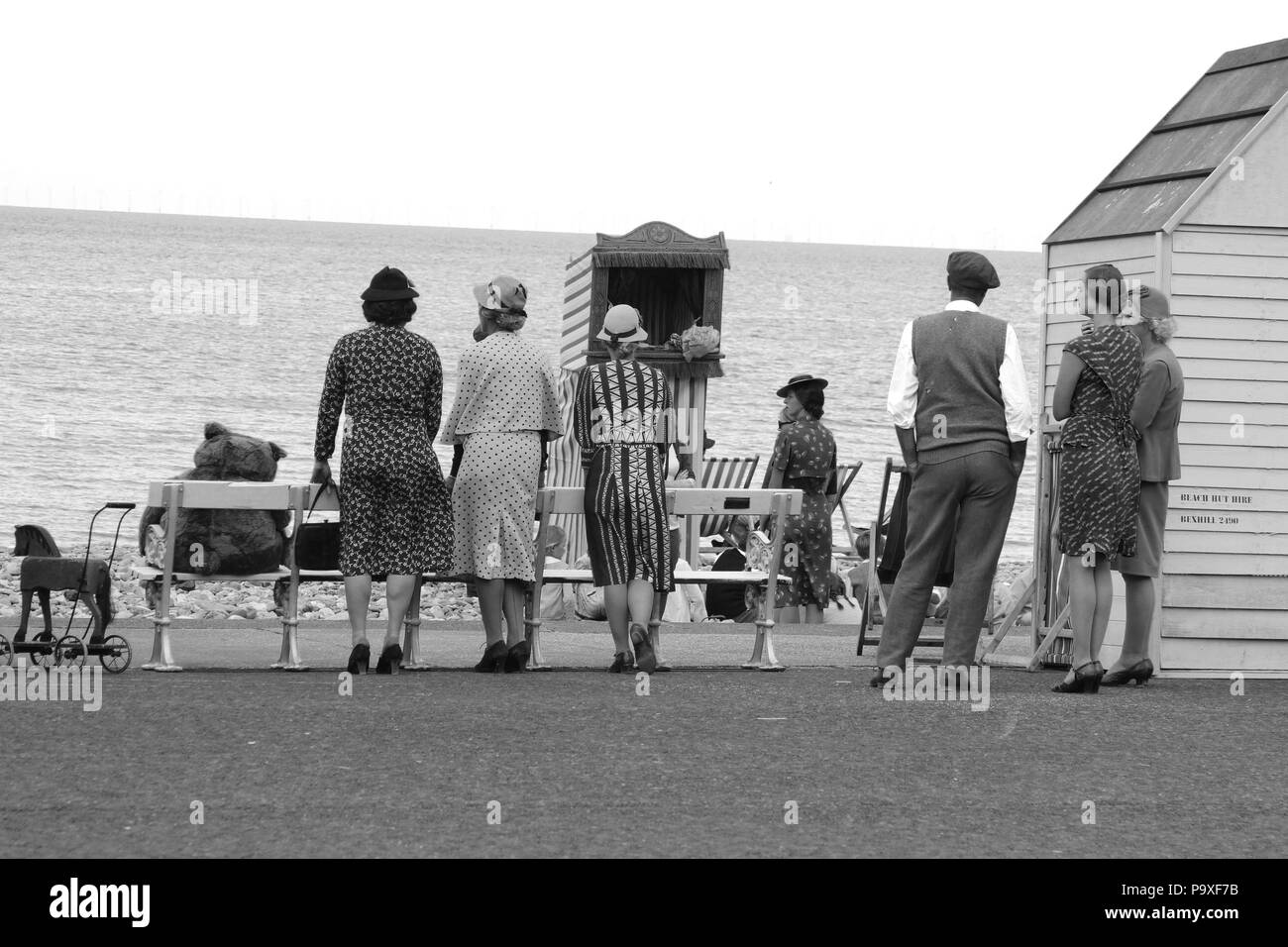 Direttore Andy Goddard e Eddie Izzard riprese sei minuti a mezzanotte sul lungomare di Llandudno, Galles Foto Stock