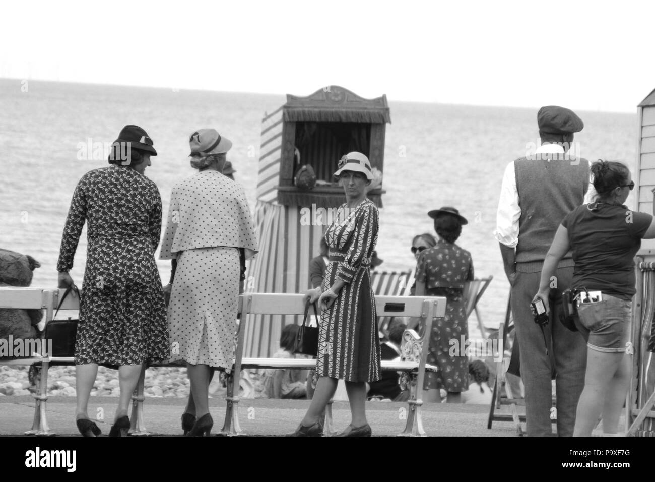 Direttore Andy Goddard e Eddie Izzard riprese sei minuti a mezzanotte sul lungomare di Llandudno, Galles Foto Stock