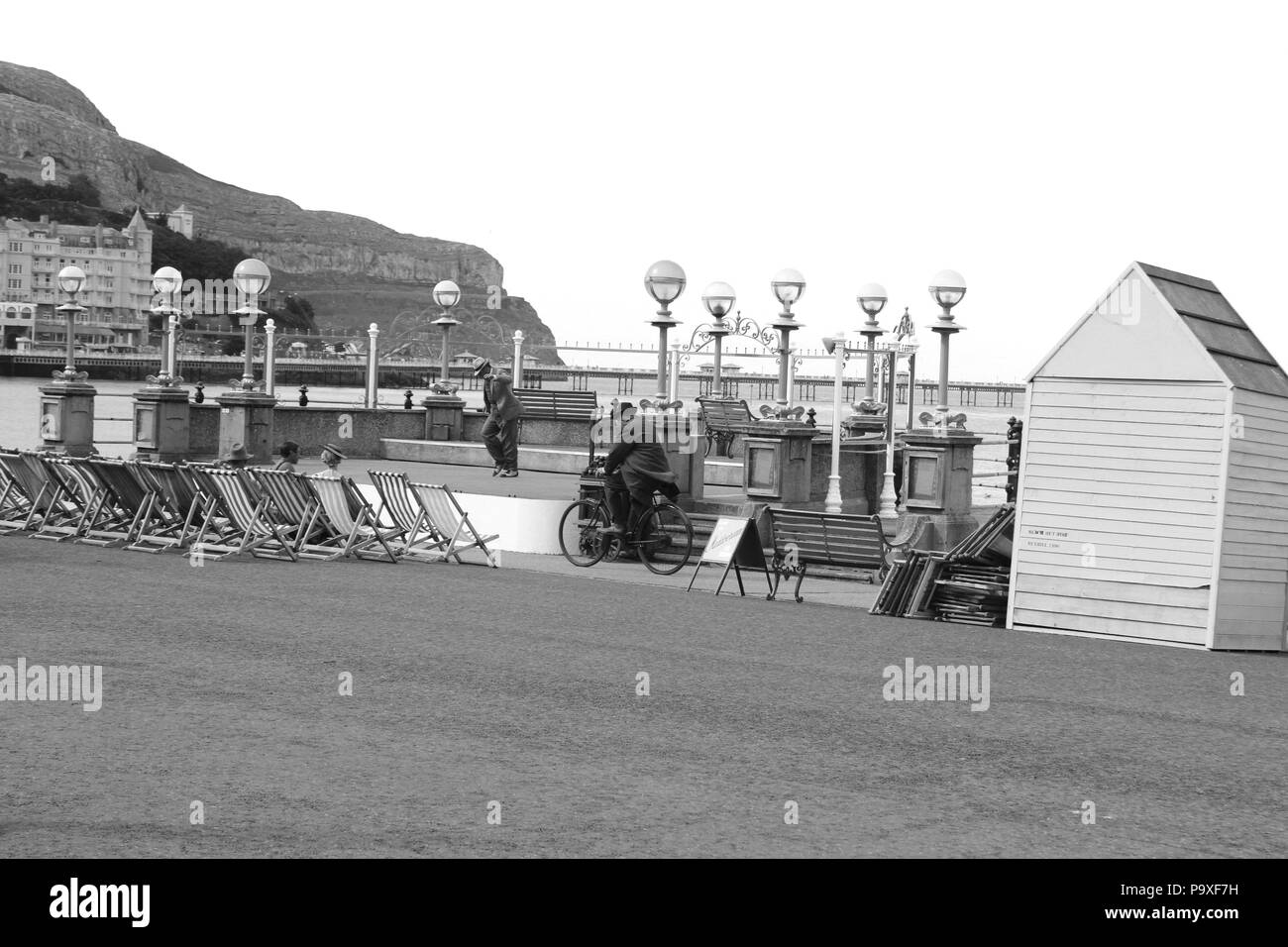 Direttore Andy Goddard e Eddie Izzard riprese sei minuti a mezzanotte sul lungomare di Llandudno, Galles Foto Stock
