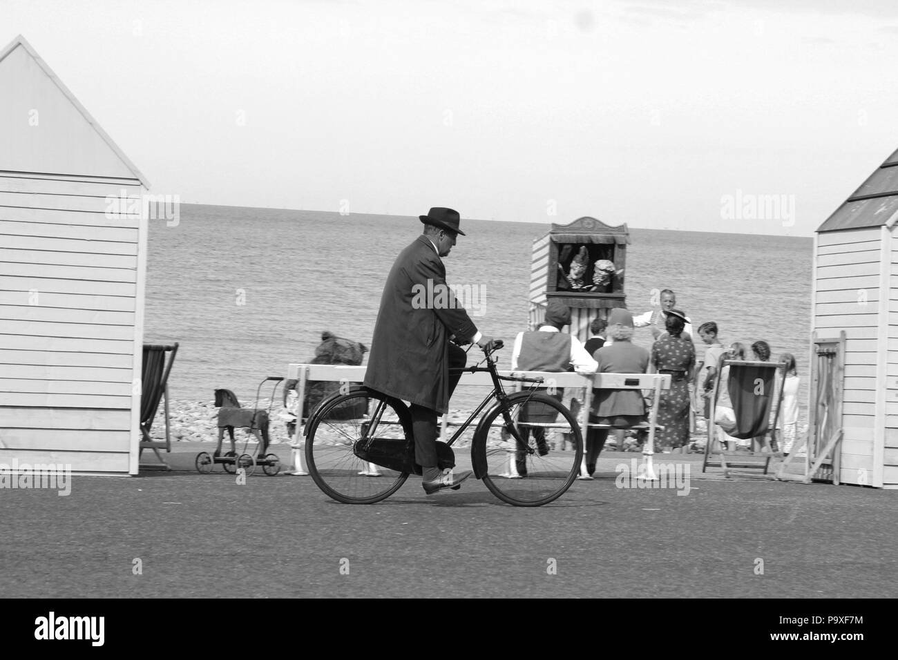 Direttore Andy Goddard e Eddie Izzard riprese sei minuti a mezzanotte sul lungomare di Llandudno, Galles Foto Stock