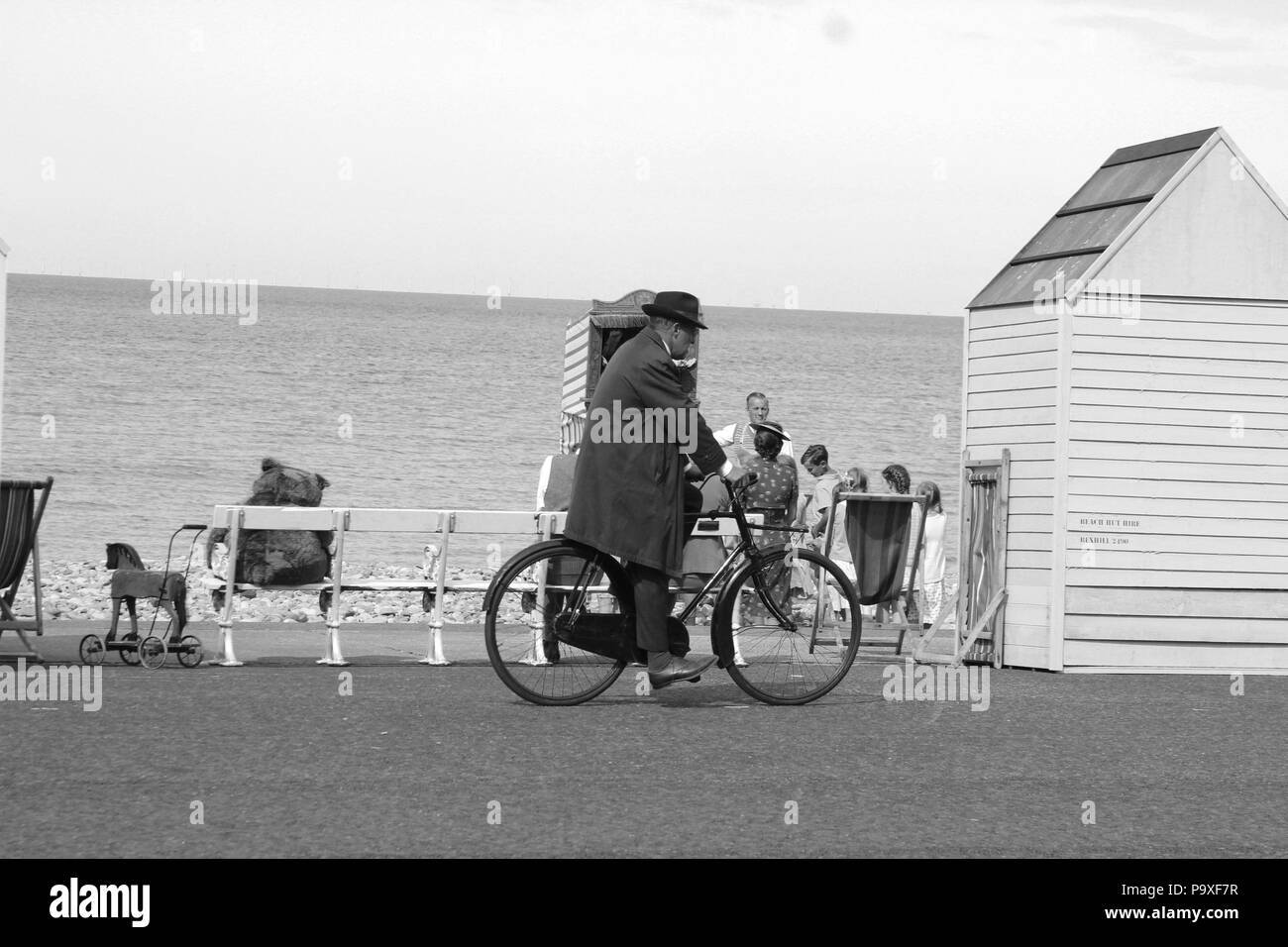 Direttore Andy Goddard e Eddie Izzard riprese sei minuti a mezzanotte sul lungomare di Llandudno, Galles Foto Stock