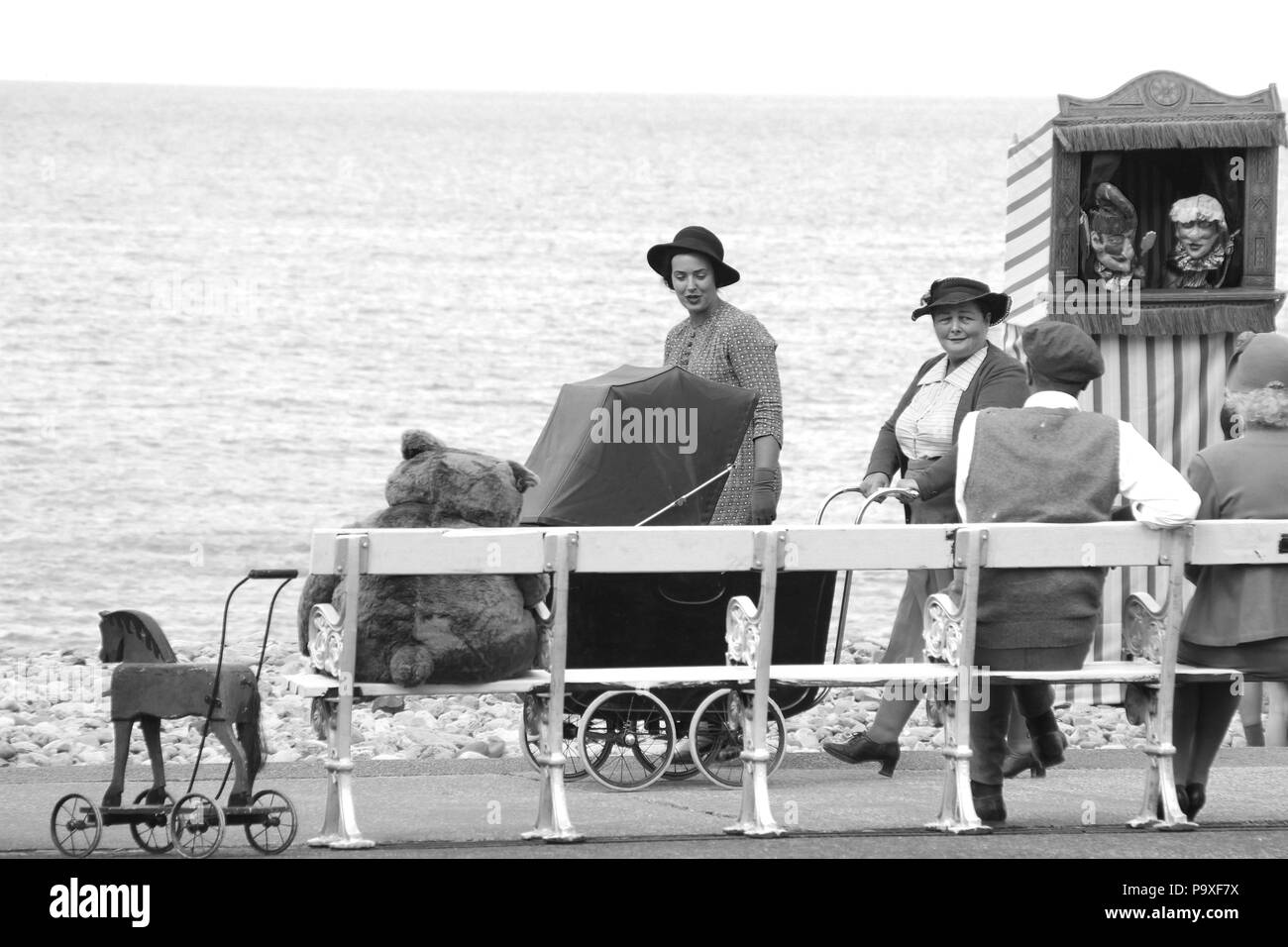 Direttore Andy Goddard e Eddie Izzard riprese sei minuti a mezzanotte sul lungomare di Llandudno, Galles Foto Stock