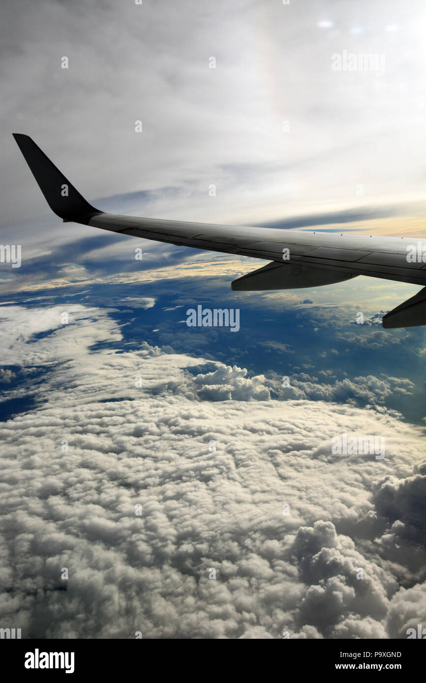 La vista da un getto di passeggeri battenti alto sopra nuvole temporalesche nel midwestern Stati Uniti. Foto Stock
