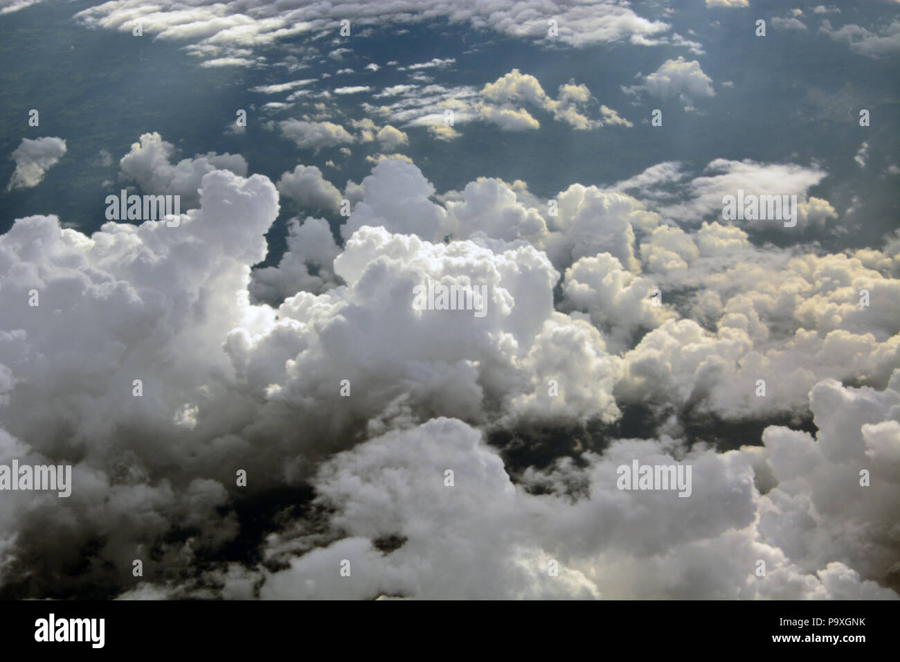 La vista da un getto di passeggeri battenti alto sopra nuvole temporalesche nel midwestern Stati Uniti. Foto Stock