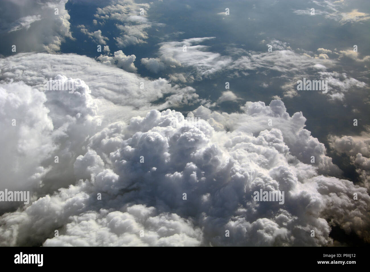 La vista da un getto di passeggeri battenti alto sopra nuvole temporalesche nel midwestern Stati Uniti. Foto Stock