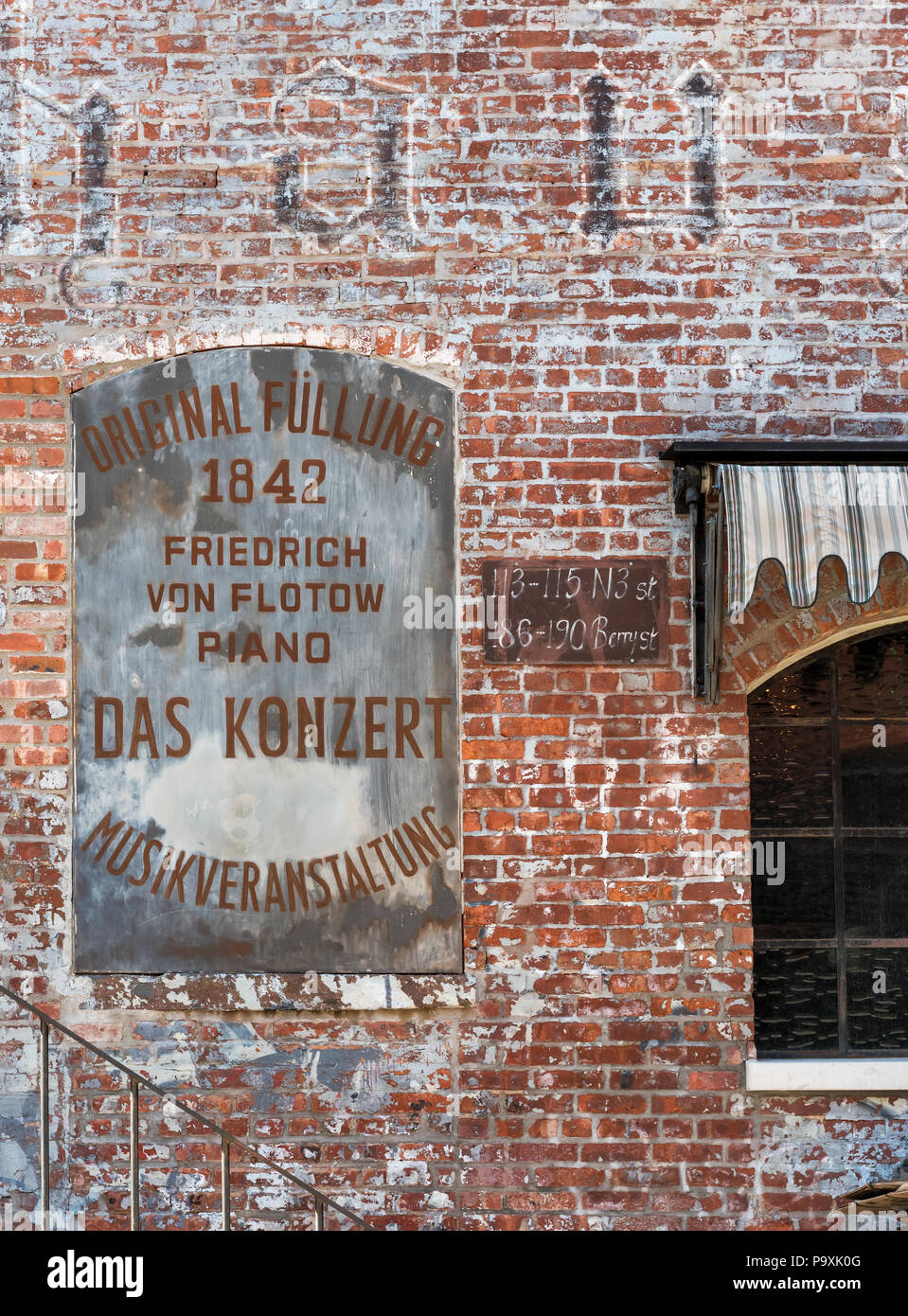 Segni sul red-brick warehouse parete di Radegast Hall e Biergarten di Williamsburg di Brooklyn, a New York City, Stati Uniti d'America Foto Stock