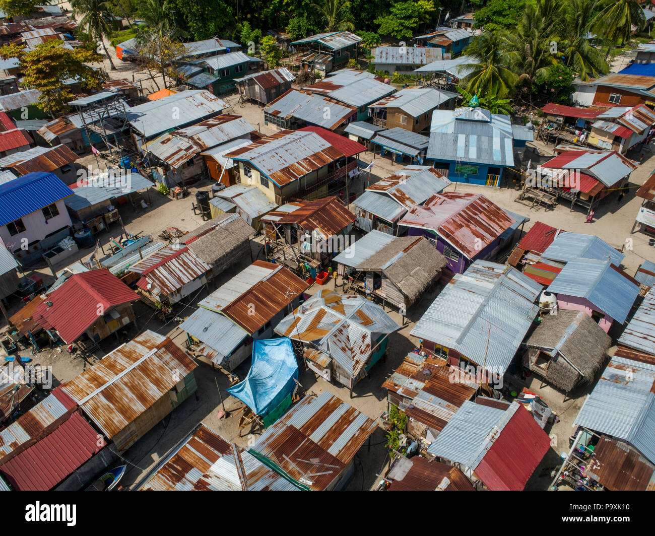 Un drone foto guardando in giù su un pessimo Bajau zingari del mare village, capanne e una moschea, a Mabul Island, Sabah, Malaysia. Foto Stock