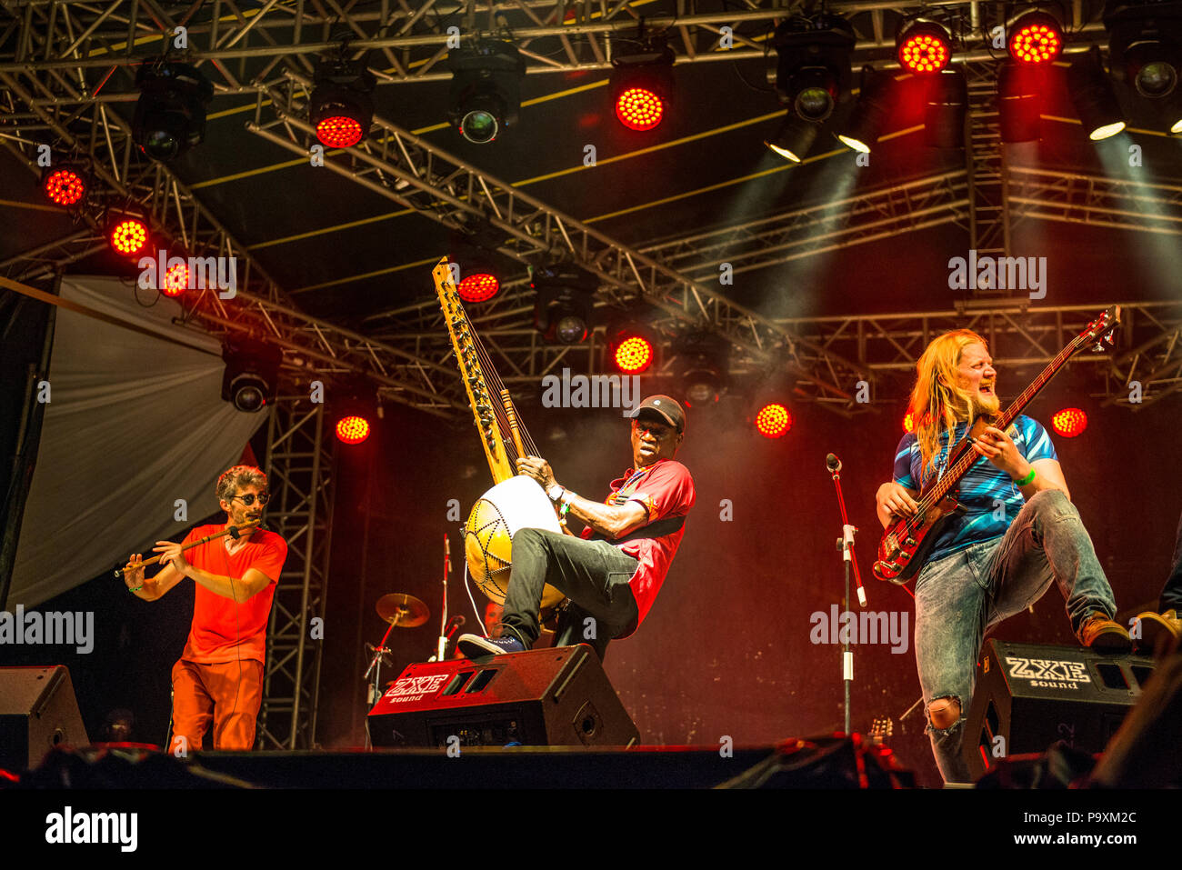 I membri della banda della Guinea 'Djeli Moussa Conde' effettuando al Rainforest World Music Festival 2018 in Sarawak, Malaysia. (Borneo). Foto Stock