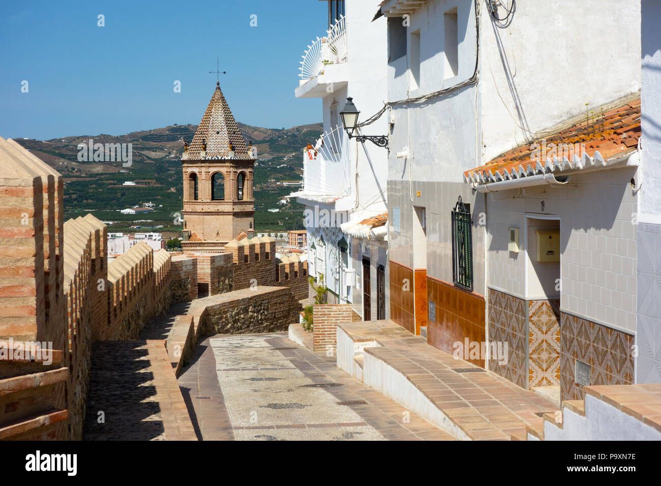 Le rimanenti pareti della vecchia alcazaba / fort della cittadina spagnola di Velez Malaga Foto Stock