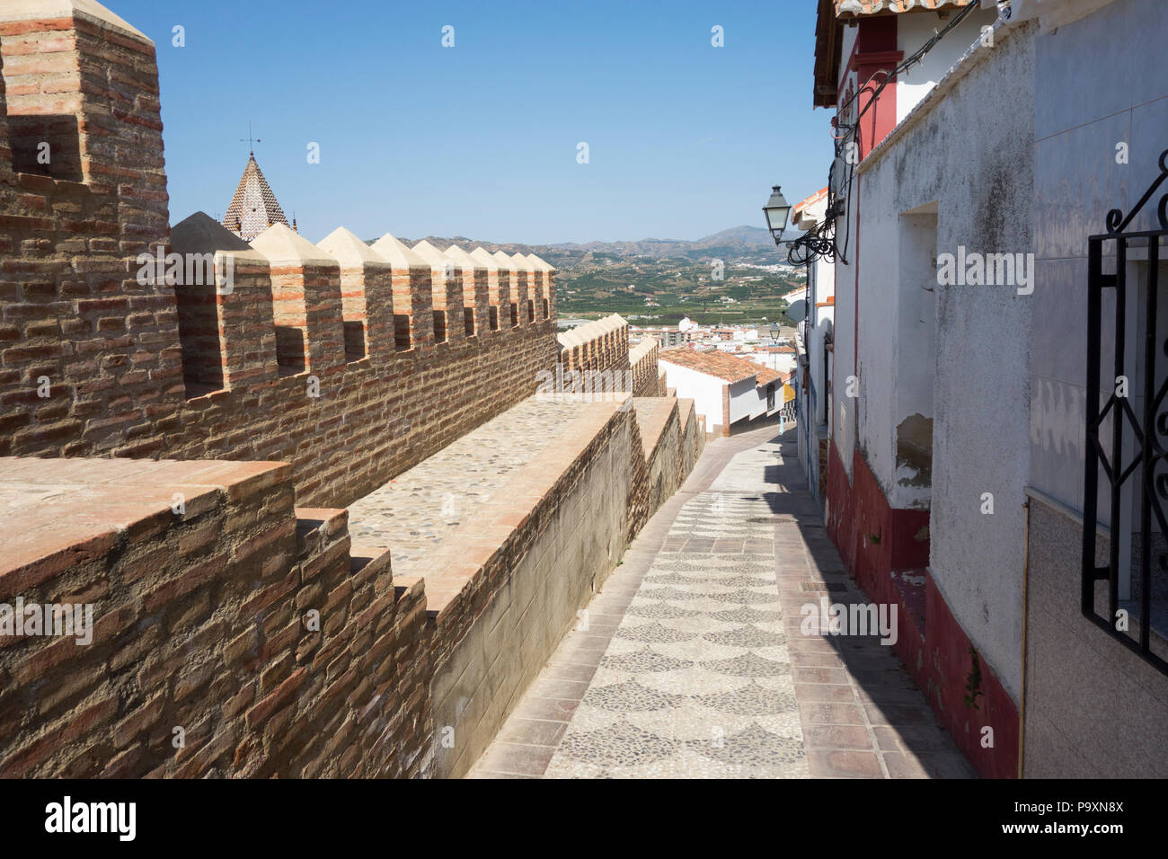 Le rimanenti pareti della vecchia alcazaba / fort della cittadina spagnola di Velez Malaga Foto Stock