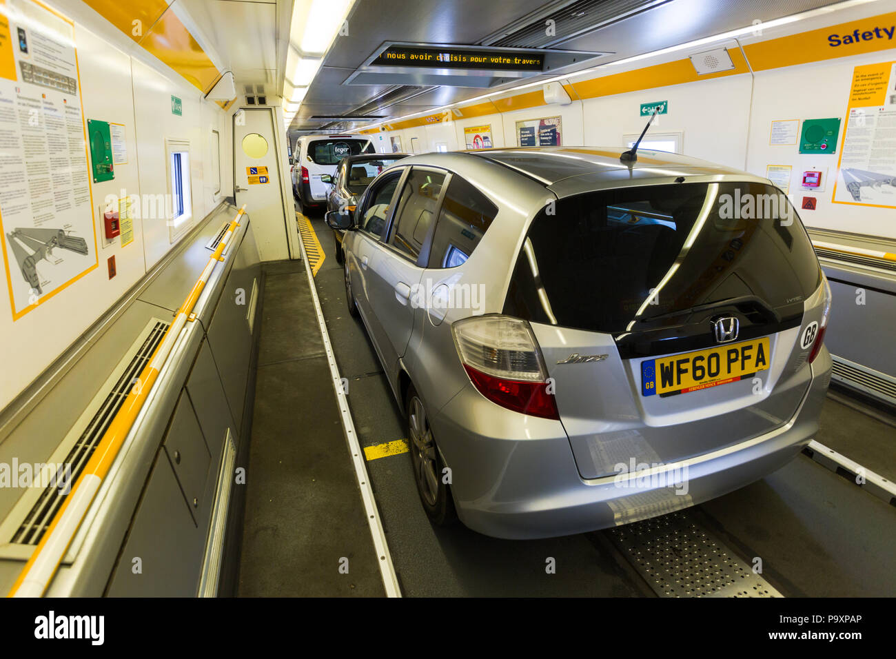 Veicoli parcheggiati sul tunnel sotto la Manica o Chunnel, Navetta treno portando loro dall Inghilterra alla Francia Foto Stock