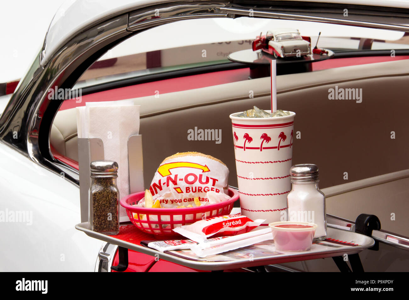 PASADENA, CA - Giugno 19, 2011: Raffigurazione In-N-Out Burger drive-in ristorante. Foto Stock