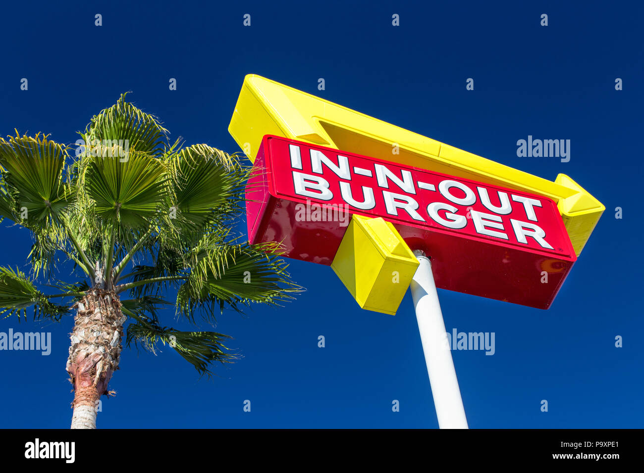 SUNNYVALE, CA - Febbraio 1, 2014: segno esteriore di un In-N-Out Burger ristorante. Foto Stock