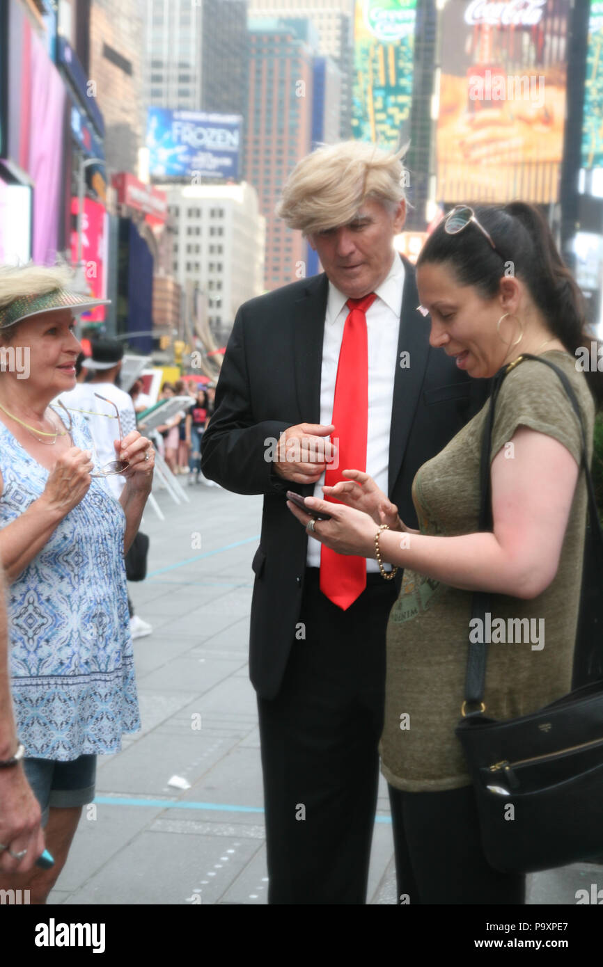 Stati Uniti d'America, New York Manhattan, la popolazione mondiale giorno, luminosamente Presidente Trump look uguali che posano per una foto. Foto Stock