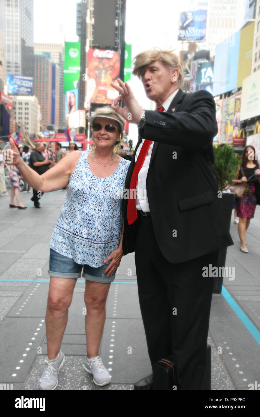 Stati Uniti d'America, New York Manhattan, la popolazione mondiale giorno, luminosamente Presidente Trump look uguali che posano per una foto. Foto Stock